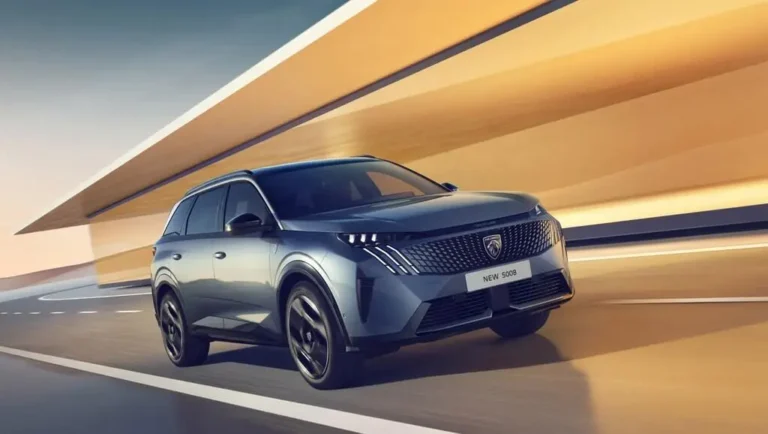 New Peugeot 5008 SUV exterior front three-quarter view
