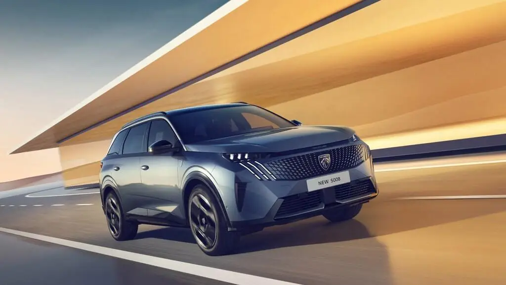 New Peugeot 5008 SUV exterior front three-quarter view